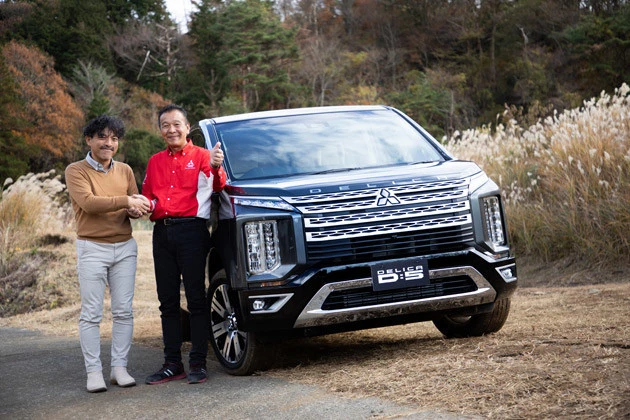 パリ・ダカールラリーで２度の総合優勝を果たしている増岡 浩氏（右）が運転するデリカＤ：５に同乗し、ダートを体験