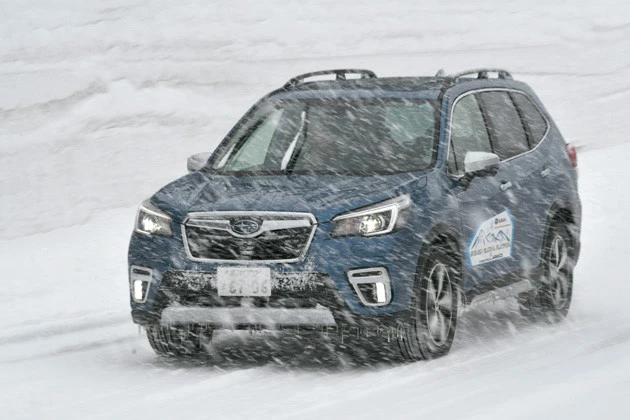 今回の試乗車はスタッドレスタイヤ「ブリザックVRX2」を装着していた