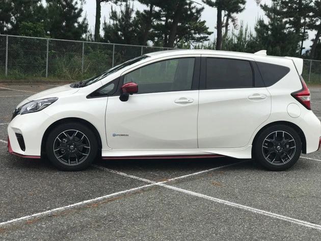 ボディカラーは全5色。ちなみに今回撮影した車両のカラーはブリリアントホワイトパールだ