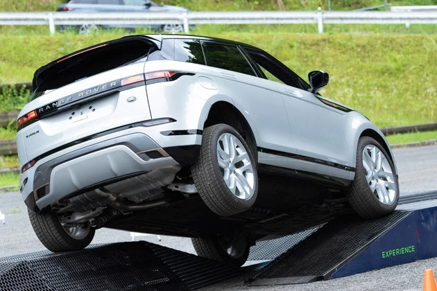 本格4WDではないが、先進的な電子制御技術により優れたオフロード走行性能を確保。モーグルもラクラク!