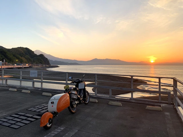 静岡県静岡市清水区（旧由比町）の「由比宿」。東に駿河湾を望み、湾越しに富士山も見える（写真左奥）という極めて風光明媚な土地