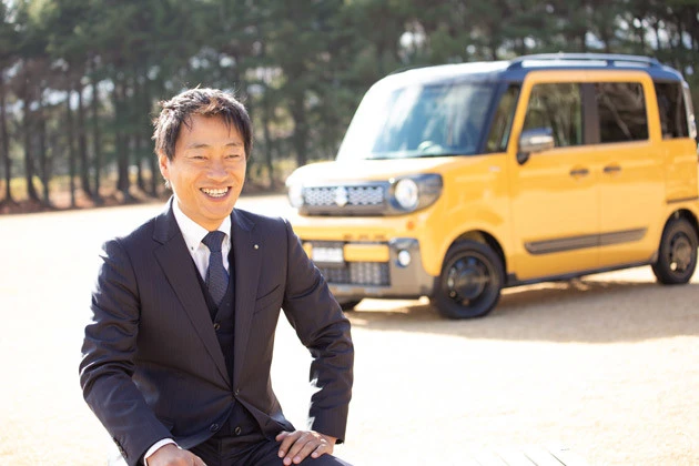 「搭載されるエンジンはターボとNAの2種類となります。ターボにはパドルシフトを搭載した7速マニュアルモードも備えています」と語る鈴木氏