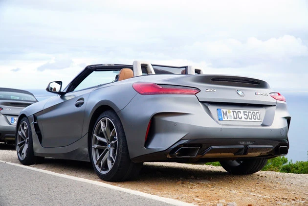 ＢＭＷ Ｚ４ ロードスター（Ｍ４０ｉ）◯全長×全幅×全高：４３２４ｍｍ×１８６４ｍｍ×１３０４ｍｍ◯エンジン：３.０Ｌ直列６気筒ガソリンターボ◯駆動方式：ＦＲ◯最高出力：３４０ＰＳ◯最大トルク：４５.９ｋｇｍ