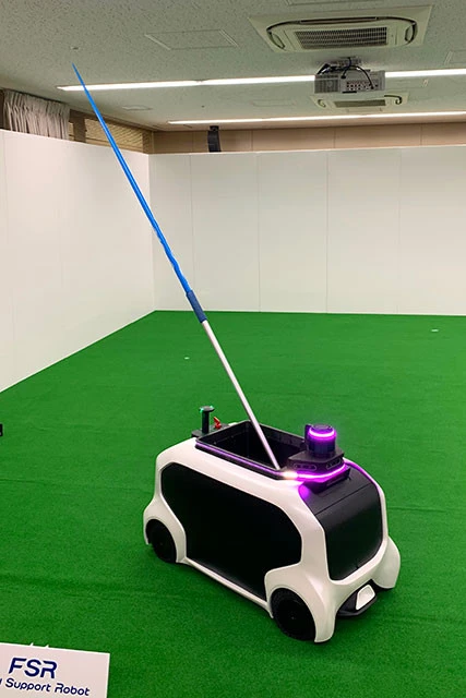 自律走行ロボット　ＦＳＲ（フィールド・サポート・ロボット）。ＦＳＲは投てき競技で活躍予定。センサーや高精度地図を活用し自律走行。砲丸などを回収し、返却地点まで運搬する