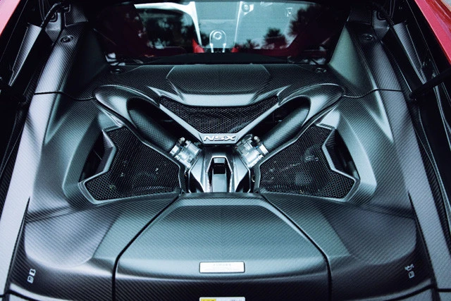 後部は、エンジンと荷室にあてられる。パワーユニットは、モーターと組み合わせた縦置き３．５ＬＶ６ツインターボ。音もエンジンも元気ビンビン！