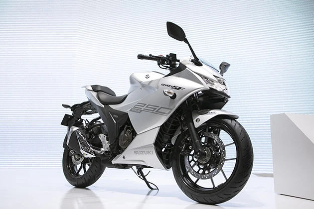 ＳＵＺＵＫＩ　ＧＩＸＸＥＲ　ＳＦ２５０　新型油冷エンジンの２５０ｃｃ４ストローク単気筒ＳＯＨＣ４バルブ。フルカウルスポーツだ