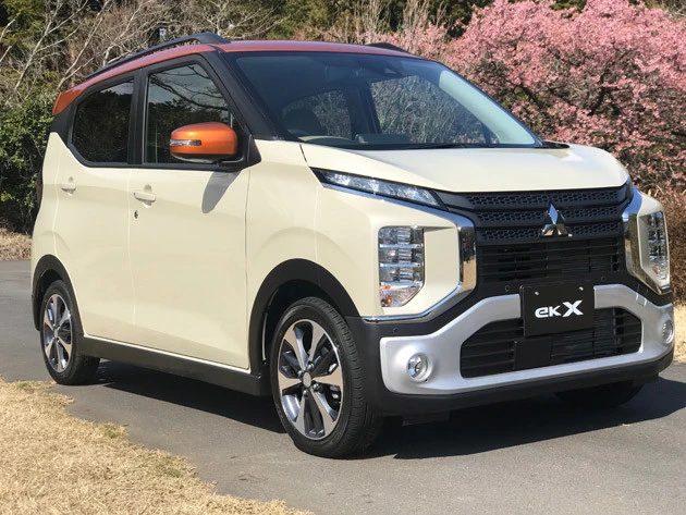 SUVとハイトワゴンのクロスオーバーのeKクロス。気になる価格は141万4800円から176万5800円(税込み)。変速機はCVT