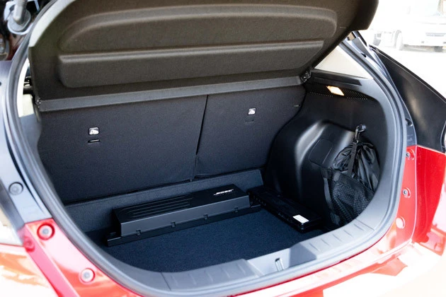 標準車からの変更はナッシングな荷室。５人乗車で４３５リットルを確保している