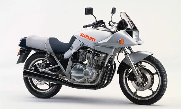 １９８２年　ＧＳＸ７５０Ｓ　ＫＡＴＡＮＡ　当時の日本ではメーカーの７５０ｃｃの自主規制があり、７５０ｃｃのエンジンを搭載