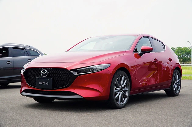 【第2位】マツダ マツダ3 「アクセラ」から海外名「マツダ3」へ名前を統一して5月に登場。ファストバックの価格は222万1389円~368万8463円