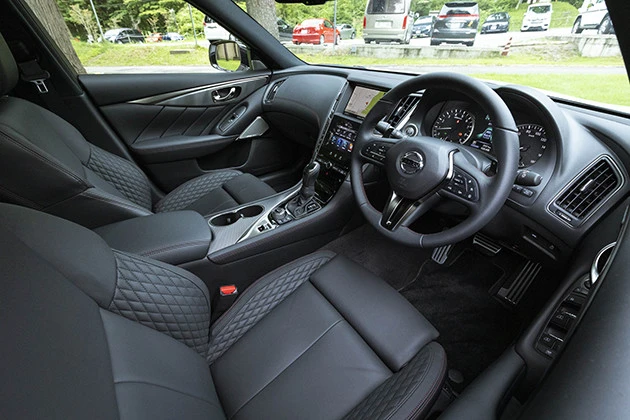 チェックポイント２　シートやステアリングにはレッドステッチがあしらわれている！