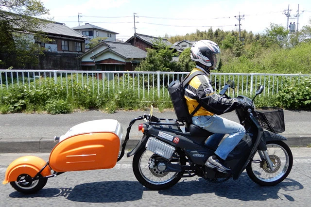荷物入りトレーラーを牽引する電動バイクの制限速度は時速25キロ