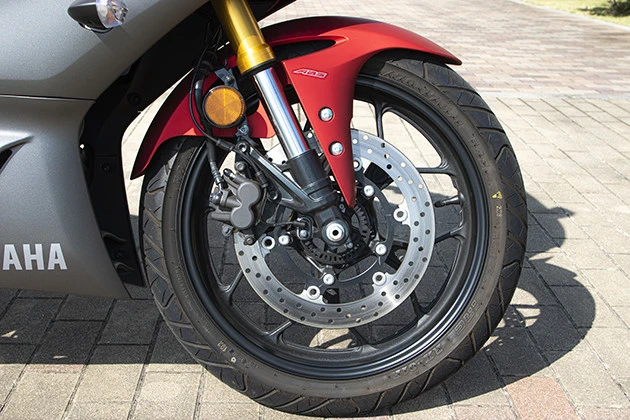 チェックポイント3 男が反り返る待望の倒立フォークを装備。フロントの剛性をアップ!