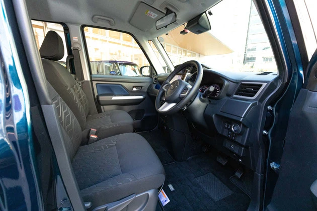 室内高は１３５５ｍｍを確保しており、成人男性でも余裕