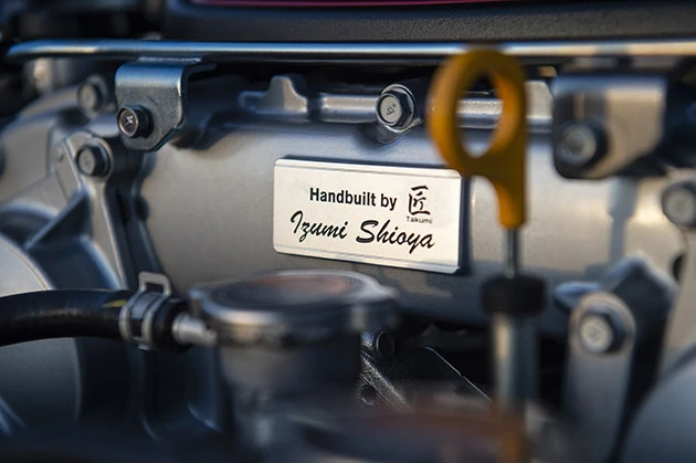 GT3の車両技術を採用した最新型のターボチャージャーを搭載。ちなみにエンジンは5人の選ばれし、熟練工によって組み立てられるのだという