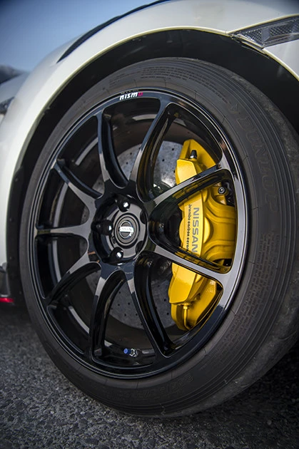 ブレンボと共同開発のカーボンセラミックブレーキは高い制動性能を誇る。タイヤはグリップ力向上