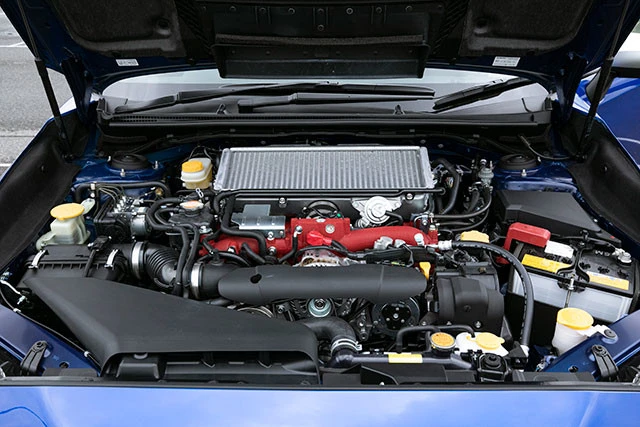 ラリーで活躍した名機ＥＪ２０エンジンに６ＭＴを組み合わせ、３０８馬力を誇るＳＴＩ