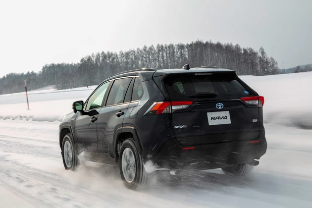 試乗日はアイスバーンが目立ったが、ストレートでは安心してアクセルを踏み込めた。コーナー前のブレーキングでも挙動は乱れない