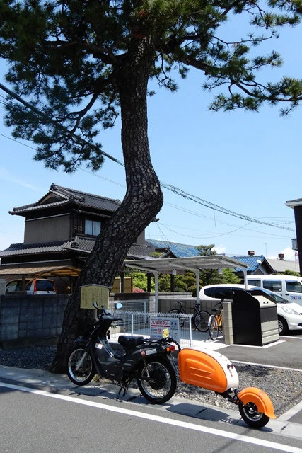 三重県四日市市の「四日市宿」。江戸幕府の直轄領として代官所が置かれた宿場。写真は宿場近くの「日永の追分」（分岐点）の先にある「名残りの一本松」
