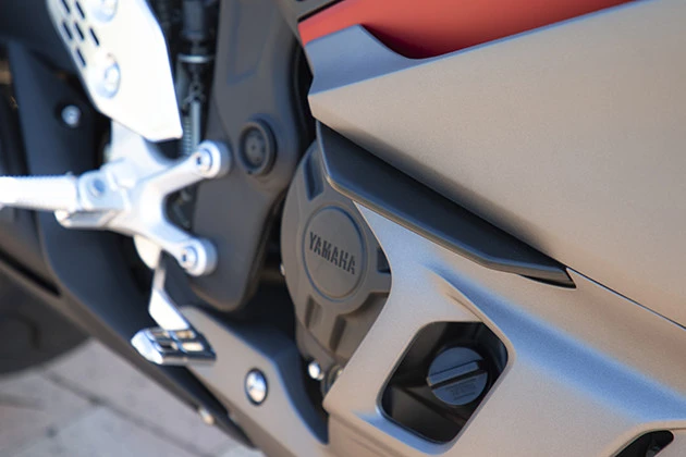 チェックポイント4 センターカウル中央には空力性能を高めるウイングレットがついている