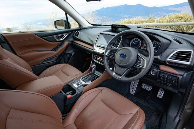 ダッシュボード中央上部にはマルチインフォメーションディスプレイ