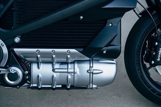 上の黒い部分は冷却フィン風だが、実は大型リチウムイオンバッテリー。その下の銀色部分はモーターだ