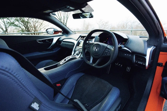 インテリアは、レッド、エボニー、オーキッド、サドル、そして新色のインディゴから選べる。インテリアデザインは改良前とあまり変わらない