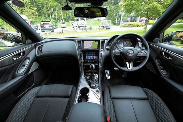 赤いステッチが目を引くインテリア。本革スポーツシートは400R専用