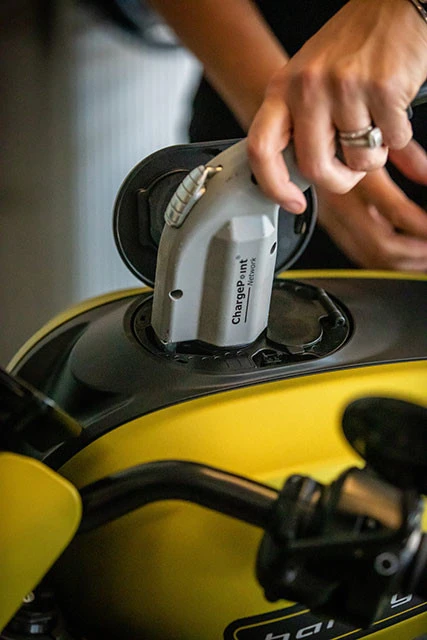 急速充電を使用すると、４０分以内でバッテリー容量の８０％を充電できる。満充電は６０分！