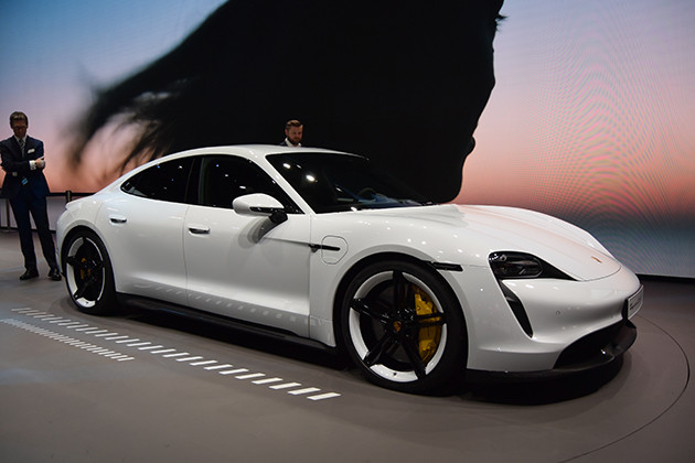 【第３位】ポルシェ　タイカン　ついにポルシェにもＥＶ化の波が。高性能版のタイ カン・ターボＳはスーパーカー並みの性能を誇る