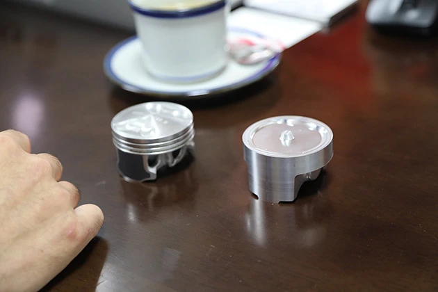 エンジンに過給器を使用する場合に必要なローコンプレッションピストンという部品。新規製作でなんと150万円!!