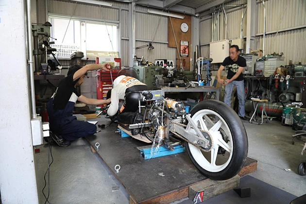 エンジンも、車体の設計も、各部の素材も、加工も、すべてが手探りからのスタート。全国各地の腕利きたちが開発・製作に参加してくれた