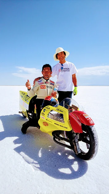 ついに「50cc+過給器」クラスの世界記録を達成! 羽田教授(右)もわれを忘れて喜んでくれた