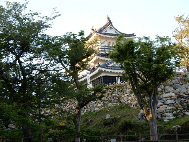 静岡県掛川市の「掛川宿」。掛川城は豊臣秀吉の家臣だった山内一豊が大幅な改修を施し、江戸時代には多くの譜代大名が住んだものの、天守が安政の大地震で倒壊。１９９０年代に復元された。現在は日本１００名城に指定されている