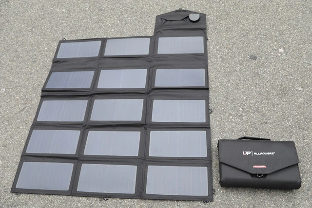 丸めるとＡ４サイズくらいのケースに収納できる