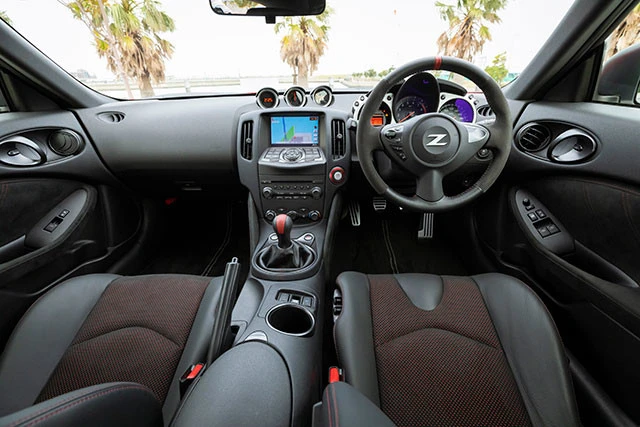 インテリアは50周年記念モデルらしく、専用装備が満載となっている