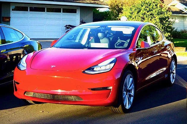 【第4位】テスラ モデル3 今年、日本でも受注を開始したテスラのエントリーモデル。世界中で人気の電気自動車だ。価格は511万円~717万3000円