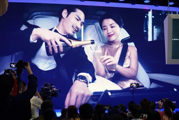 ドレスアップし、優雅にお酒を飲みながら移動、という超リッチなイメージが、中国をはじめアジア富裕層にはウケるようだ