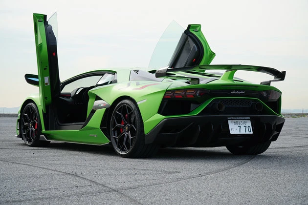 【ＳＰＥＣ】●７速ＩＳＲ●全長×全幅×全高：４９４３ｍｍ×２０９８ｍｍ×１１３６ｍｍ●車両重量：１５２５ｋｇ（乾燥重量）●エンジン：６.５リットルＶ１２ＤＯＨＣ４８バルブ●駆動方式：ＡＷＤ●最高出力：７７０ＰＳ●最大トルク：７３.４ｋｇｍ●使用燃料：無鉛プレミアム●車両本体価格：５１５４万８３７３円（税込）