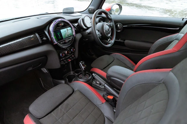 内装にはチリレッドを配色。ペダルはアルミ製だ。スポーツシートはホールド性に優れているぞ