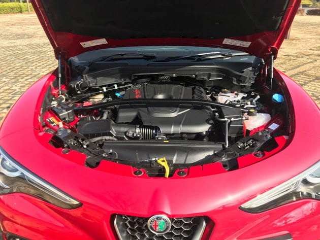 エンジンは２.２リットル直４ＤＯＨＣ１６バルブディーゼルターボを搭載