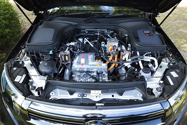 チェックポイント2 駆動用電気モーターは、前後に各1基の計2基で、合計で408PSと765Nmを発揮する