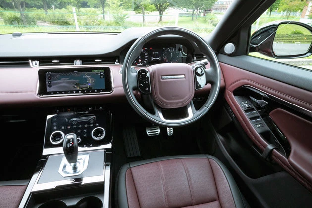 インパネはレンジローバー・シリーズに共通するデザインを採用