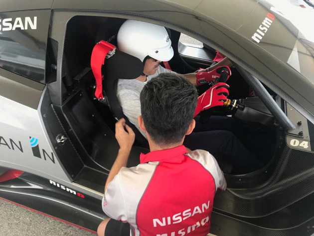 運転席は非常にコンパクト。インパネはガチンコのレーシングカーまんまだが、意外と中は広い