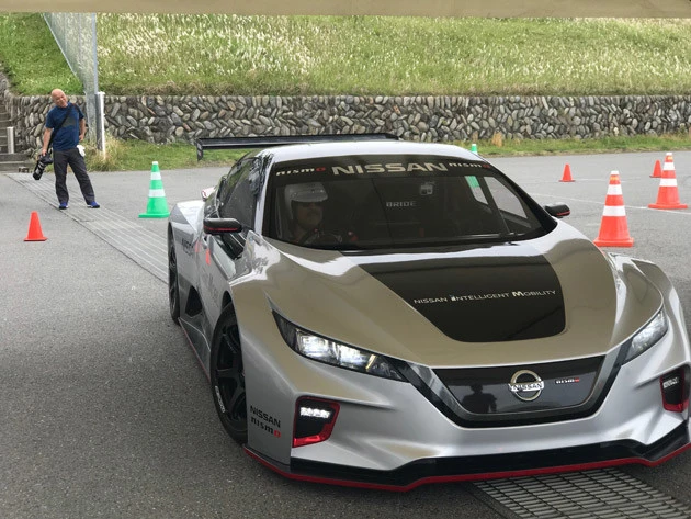 発進する塩見。主要パーツは量産リーフがベースだが、構造はフルカーボンファイバーのレーシングモノコック