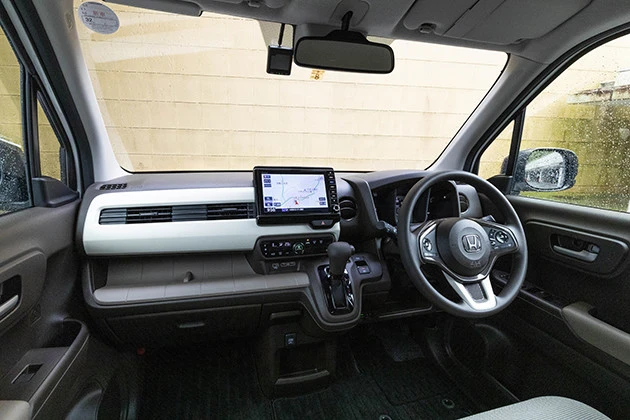 チェックポイント1 今回、ホンダの軽自動車としては初となるステアリングにテレスコピック機構を採用した