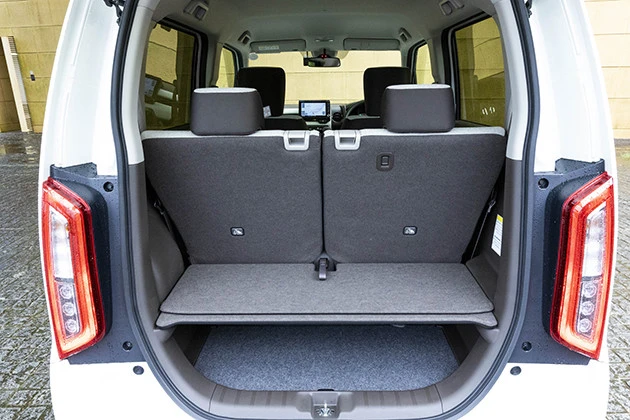 チェックポイント3 フロアボードで上下に2分割できる荷室。旧モデルより大幅に低床化された