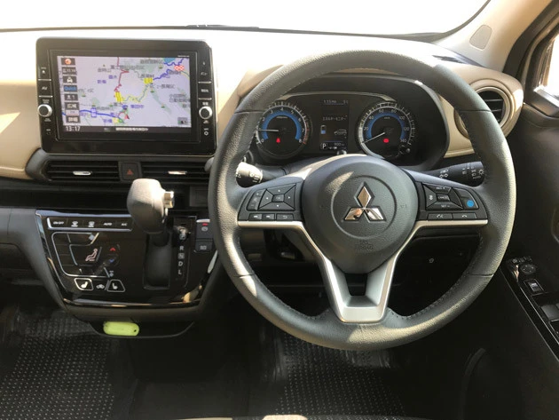 インテリアはブラックが基調。軽自動車らしからぬ、スポーティかつ上質な質感が特長だ