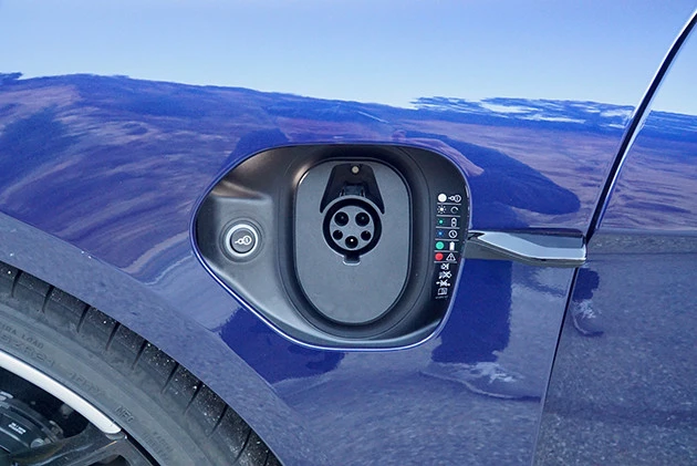 充電口は右フロントフェンダーに。急速充電に対応