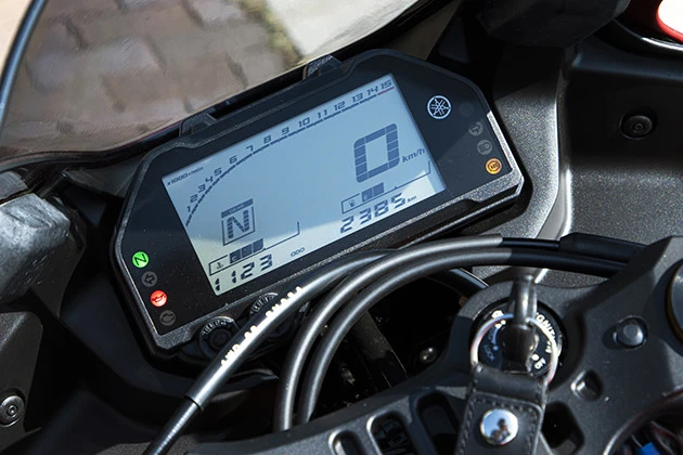 チェックポイント1 液晶フルデジタルのメーター。ギアポジションや平均燃費などを表示